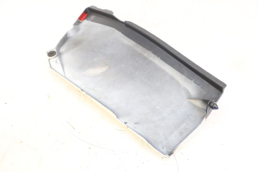 photo de CARENA SOTTO SELLA DESTRA KAWASAKI GPX R WARBIRD 600 (1988 - 1993) - Zoom sullo stato d'uso