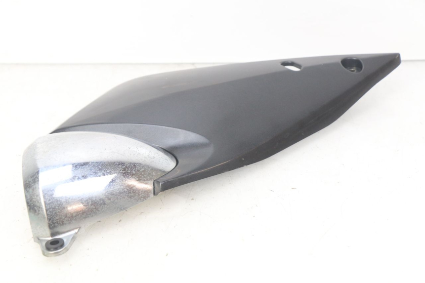 photo de COPERCHIO SOTTO SELLA DESTRO SUZUKI GSF N BANDIT 600 (2000 - 2004) - Altra angolazione