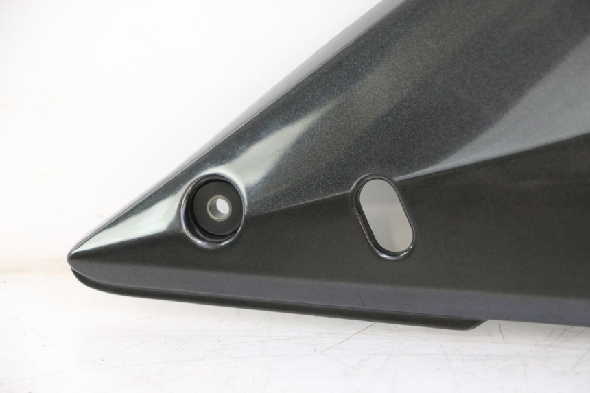 photo de CARENA SOTTO SELLA DESTRA SUZUKI GSF N BANDIT 1200 (2001 - 2005) - Marcature e riferimenti originali