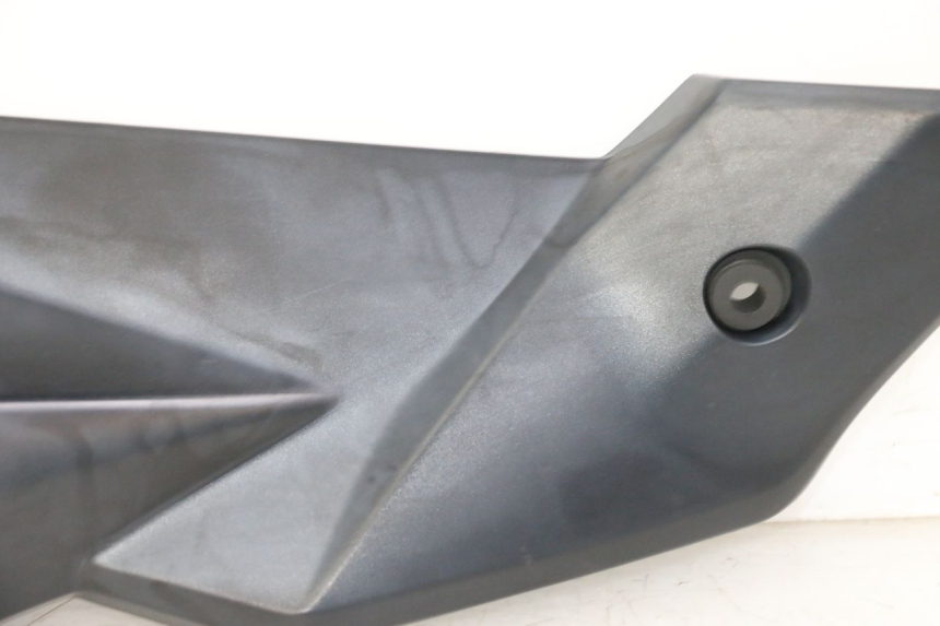 photo de CARENA SOTTO SELLA DESTRA SUZUKI GSR 750 (2011 - 2017) - Marcature e riferimenti originali