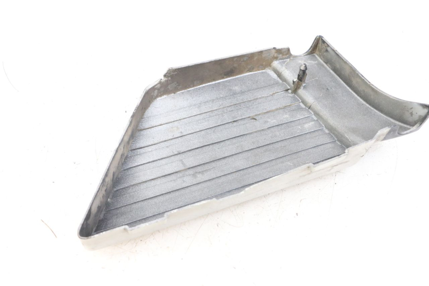 photo de CARENA SOTTO SELLA DESTRA SUZUKI GSX E 250 (1982 - 1983) - Zoom sullo stato d'uso