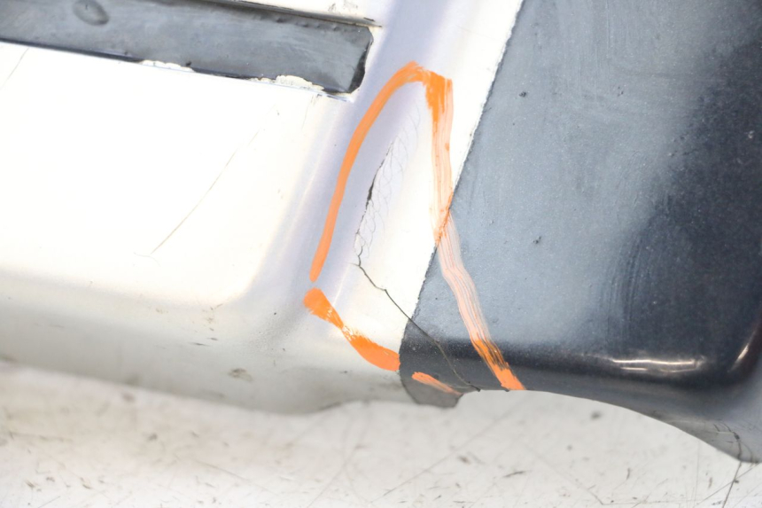 photo de CARENA SOTTO SELLA DESTRA SUZUKI GSX E 250 (1982 - 1983) - Dettagli dei punti di fissaggio