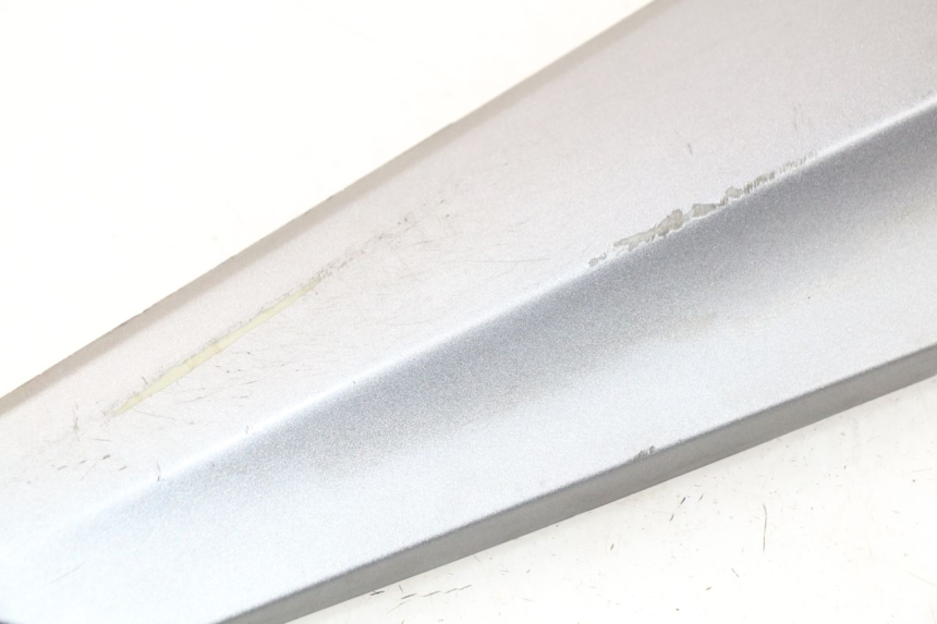 photo de COPERCHIO SOTTO SELLA DESTRO SYM GTS EFI ABS 125 (2012 - 2016) - Dettaglio del componente