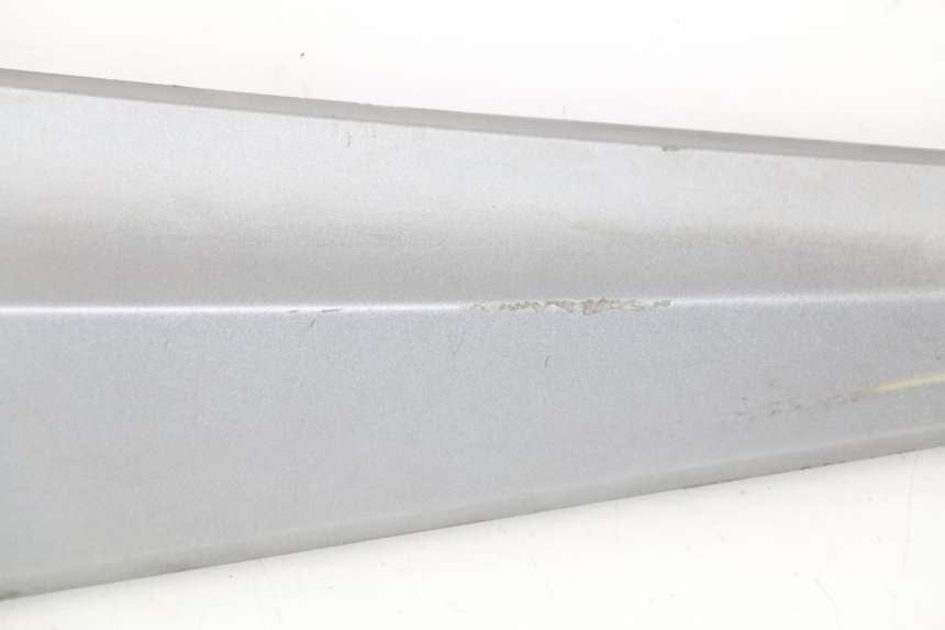 photo de COPERCHIO SOTTO SELLA DESTRO SYM GTS EFI ABS 125 (2012 - 2016) - Dettagli dei punti di fissaggio