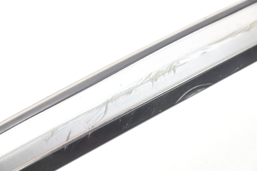 photo de COPERCHIO SOTTO SELLA DESTRO SYM GTS EVO 125 (2009 - 2013) - Zoom sullo stato d'uso