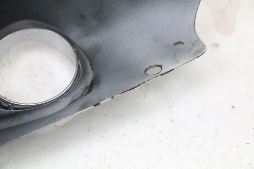 photo de CARENA SOTTO SELLA DESTRA HARLEY DAVIDSON SPORTSTER XL CUSTOM 883 (1999 - 2006) - Marcature e riferimenti originali