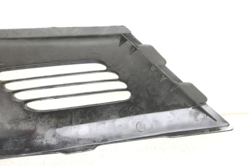 photo de CARENA SOTTO SELLA DESTRA HONDA CBR F 1000 (1993 - 1996) - Zoom sullo stato d'uso