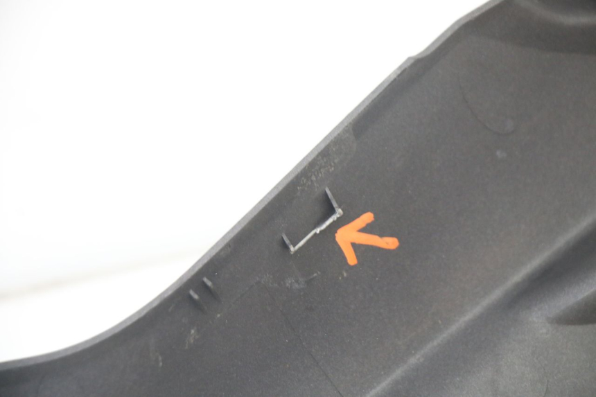 photo de CARENA SOTTO SELLA DESTRA HONDA FORZA 125 (2021 - 2025) - Dettagli dei punti di fissaggio