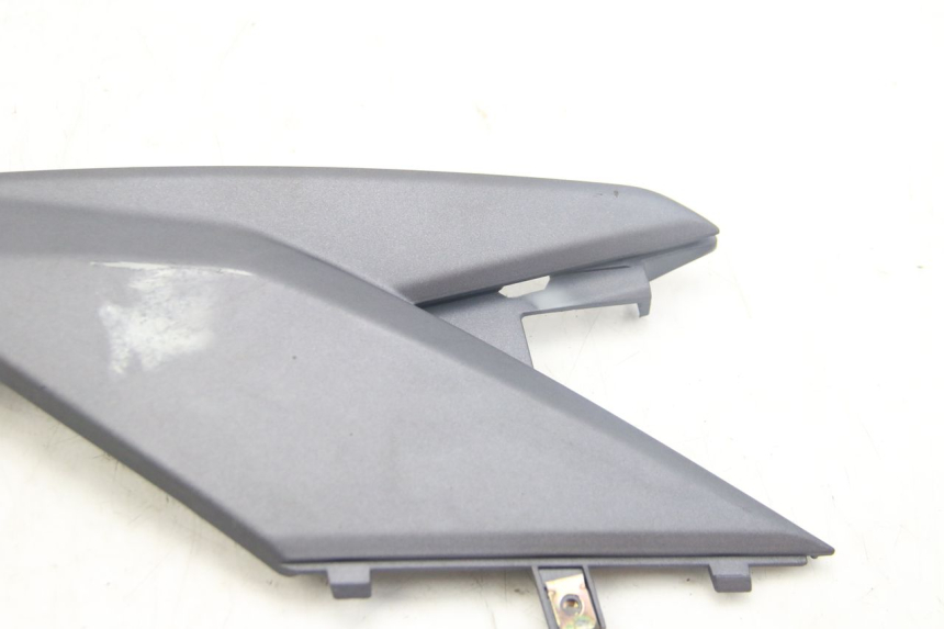 photo de COPERCHIO SOTTO SELLA DESTRO SYM JET 4 4T 50 (2018 - 2021) - Dettaglio del componente