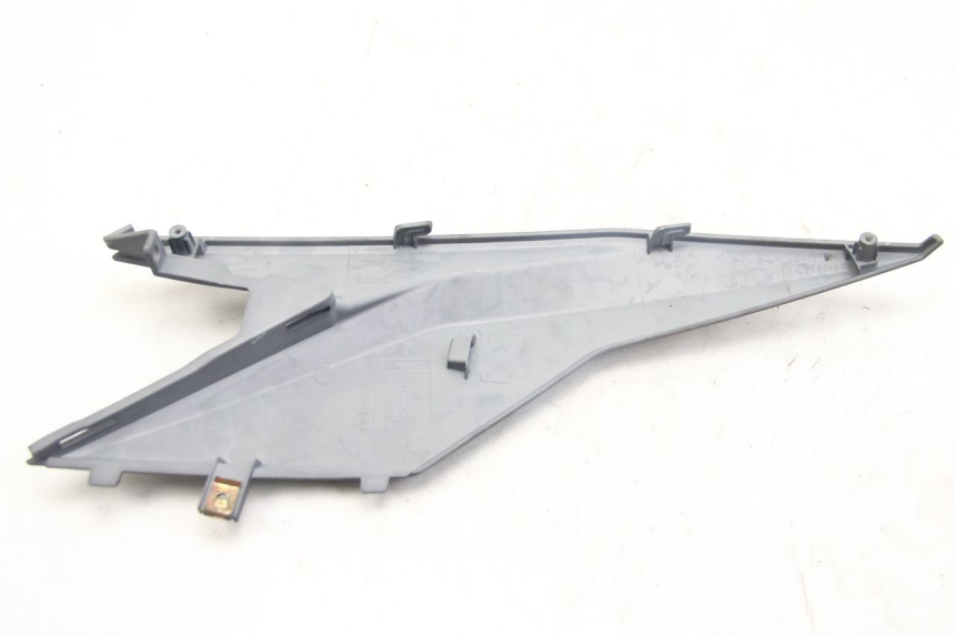 photo de COPERCHIO SOTTO SELLA DESTRO SYM JET 4 4T 50 (2018 - 2021) - Altra angolazione