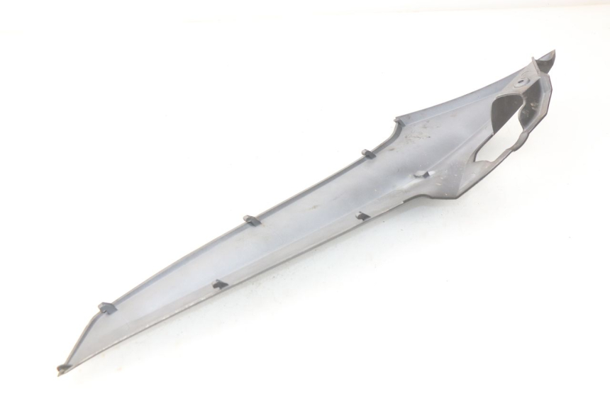 photo de COPERCHIO SOTTO SELLA DESTRO SYM JOYMAX 250 (2013 - 2017) - Dettaglio del componente