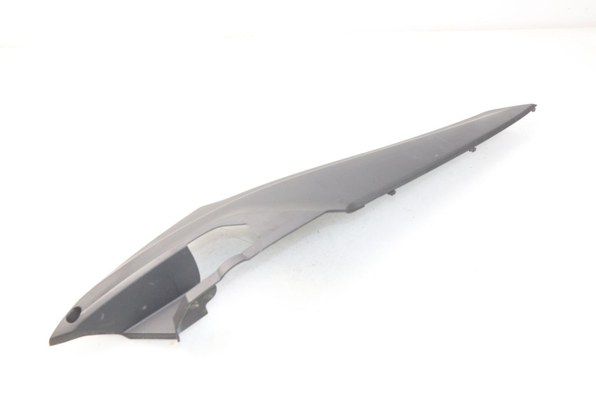 photo de COPERCHIO SOTTO SELLA DESTRO SYM JOYMAX 250 (2013 - 2017) - Altra angolazione