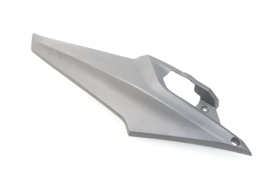 photo de COPERCHIO SOTTO SELLA DESTRO SYM JOYMAX 250 (2013 - 2017) - Primo piano tecnico