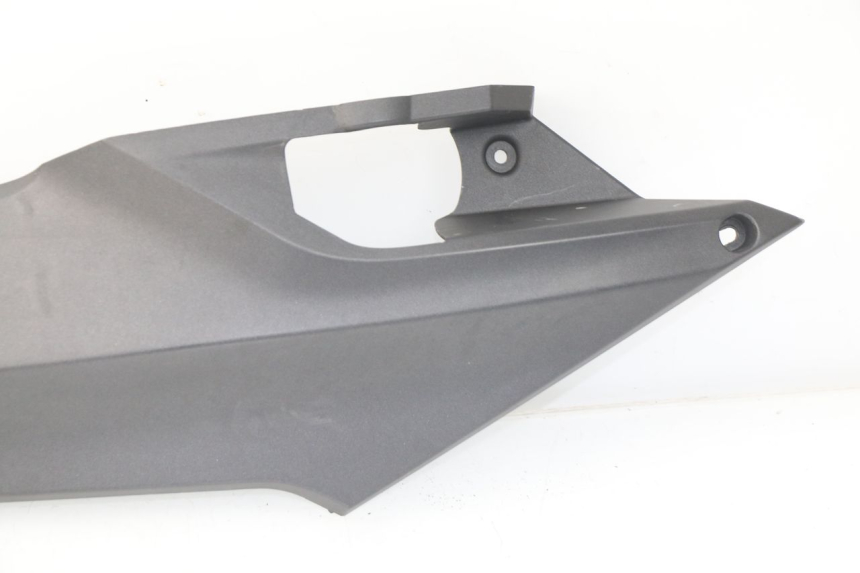 photo de COPERCHIO SOTTO SELLA DESTRO SYM JOYMAX 250 (2013 - 2017) - Dettagli dei punti di fissaggio