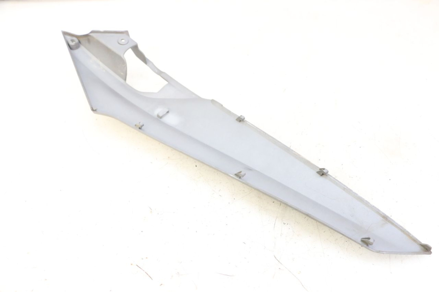 photo de CARENA SOTTO SELLA DESTRA SYM JOYMAX 125 (2010 - 2017) - Dettaglio del componente