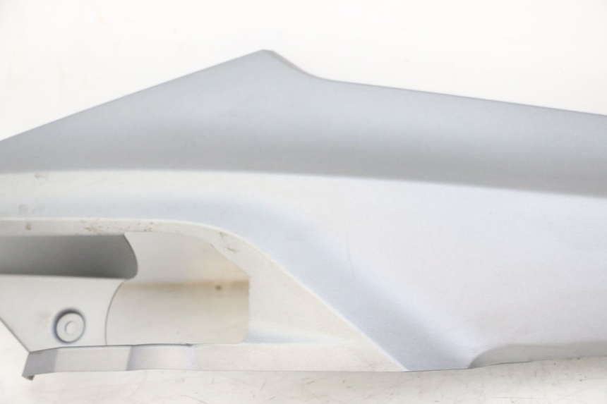 photo de CARENA SOTTO SELLA DESTRA SYM JOYMAX 125 (2010 - 2017) - Dettagli dei punti di fissaggio