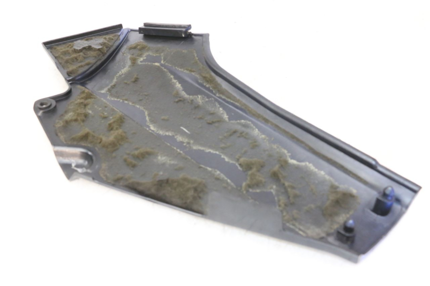 photo de COPERCHIO SOTTO SELLA DESTRO KAWASAKI GTR 1000 (1994 - 2004) - Zoom sullo stato d'uso