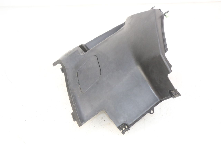 photo de COPERCHIO SOTTO SELLA DESTRO PEUGEOT KISBEE 2T 50 (2010 - 2017) - Altra angolazione