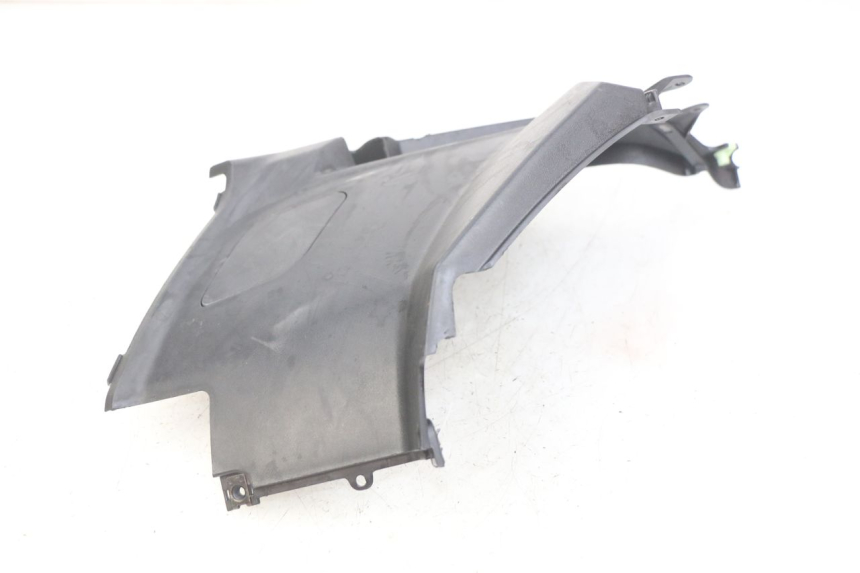 photo de COPERCHIO SOTTO SELLA DESTRO PEUGEOT KISBEE 2T 50 (2010 - 2017) - Altra angolazione