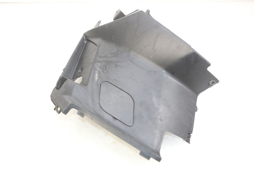 photo de COPERCHIO SOTTO SELLA DESTRO PEUGEOT KISBEE 2T 50 (2010 - 2017) - Primo piano tecnico