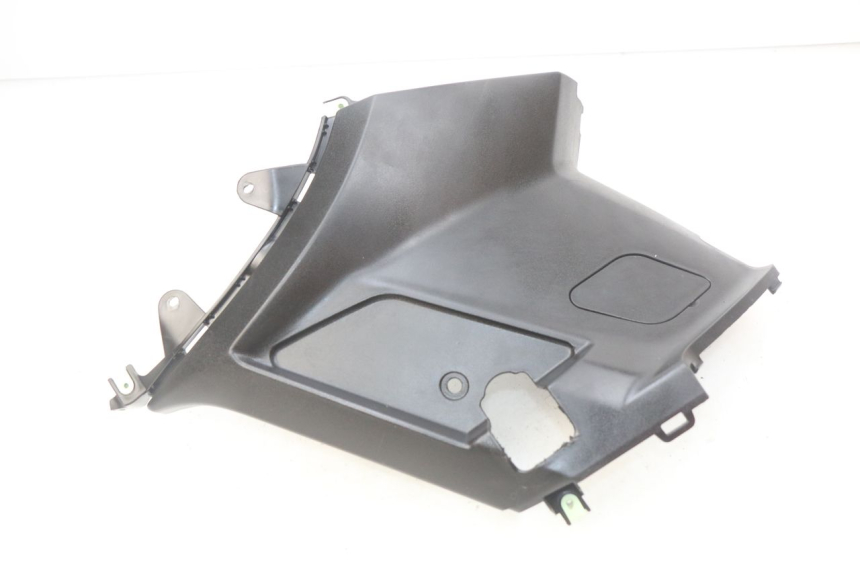 photo de COPERCHIO SOTTO SELLA DESTRO PEUGEOT KISBEE 4T 50 (2018 - 2022) - Vista principale