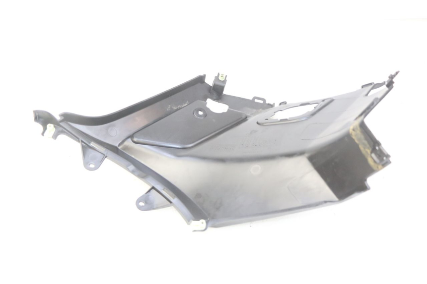 photo de COPERCHIO SOTTO SELLA DESTRO PEUGEOT KISBEE 4T 50 (2018 - 2022) - Dettaglio del componente