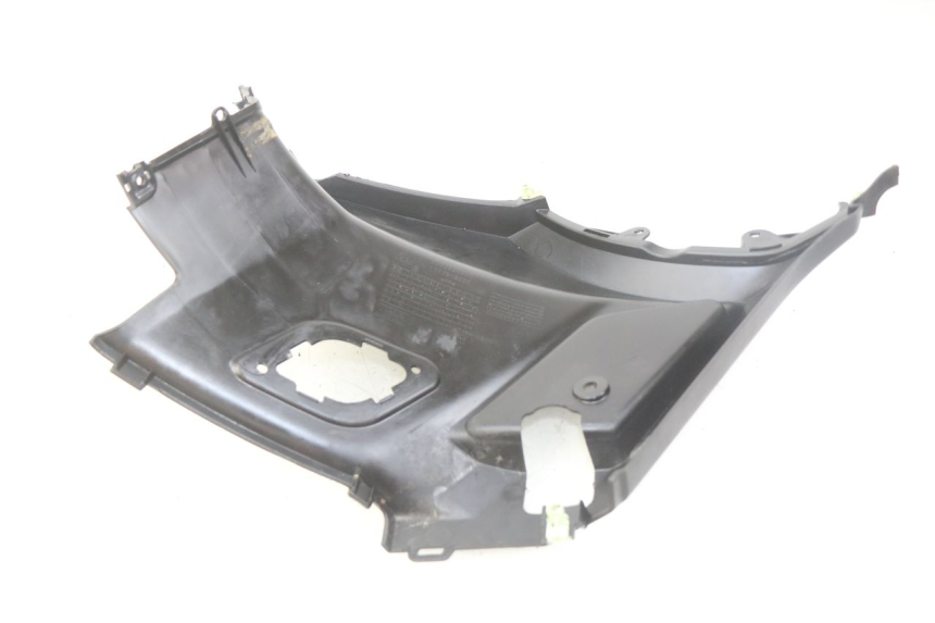 photo de COPERCHIO SOTTO SELLA DESTRO PEUGEOT KISBEE 4T 50 (2018 - 2022) - Zoom sullo stato d'uso