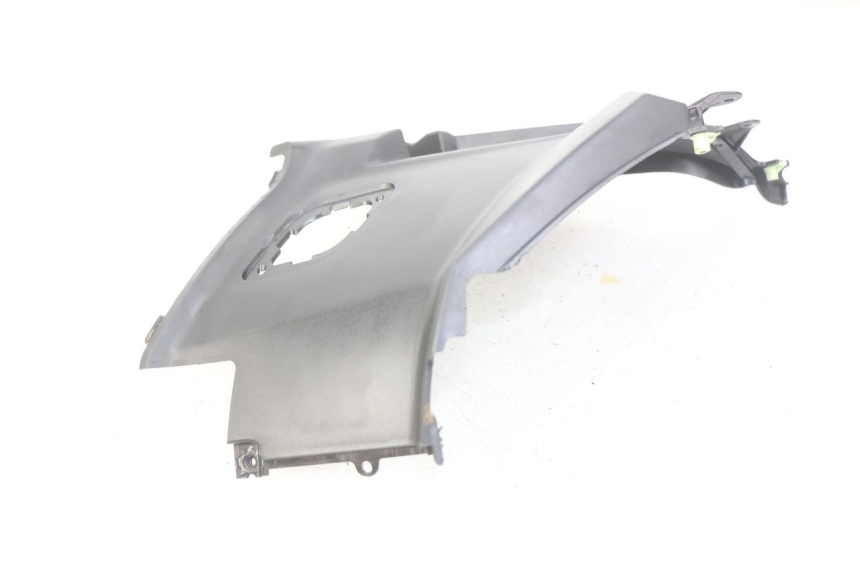 photo de COPERCHIO SOTTO SELLA DESTRO PEUGEOT KISBEE 4T 50 (2018 - 2022) - Altra angolazione