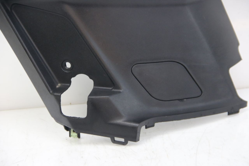 photo de COPERCHIO SOTTO SELLA DESTRO PEUGEOT KISBEE 4T 50 (2018 - 2022) - Zoom sullo stato d'uso