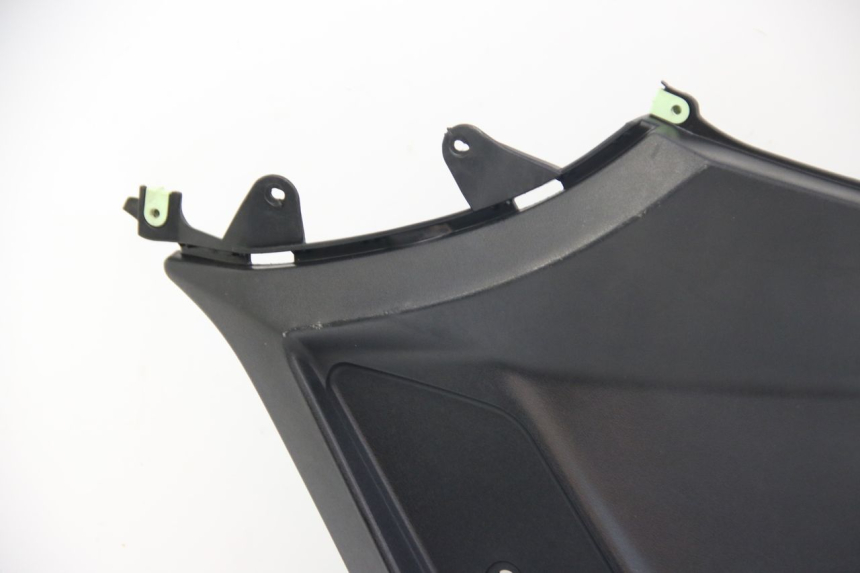 photo de COPERCHIO SOTTO SELLA DESTRO PEUGEOT KISBEE 4T 50 (2018 - 2022) - Altra angolazione