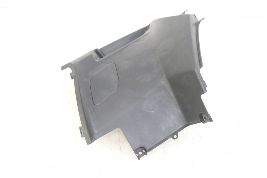 photo de COPERCHIO SOTTO SELLA DESTRO PEUGEOT KISBEE 4T 50 (2010 - 2017) - Altra angolazione