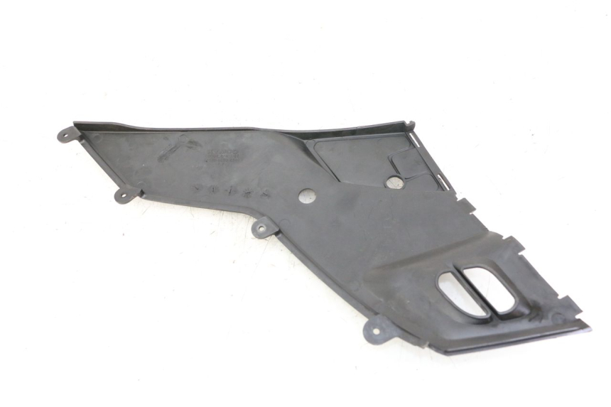 photo de COPERCHIO SOTTO SELLA DESTRO KYMCO PEOPLE S 125 (2000 - 2008) - Dettaglio del componente