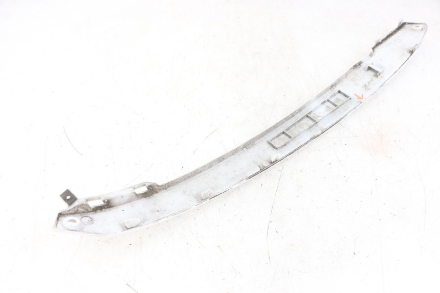 photo de COPERCHIO SOTTO SELLA DESTRO KYMCO LIKE 125 (2009 - 2016) - Dettagli dei punti di fissaggio