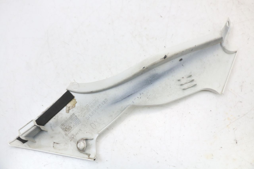 photo de CARENA SOTTO SELLA DESTRA MOTO GUZZI NORGE 8V GT 1200 (2011 - 2016) - Primo piano tecnico