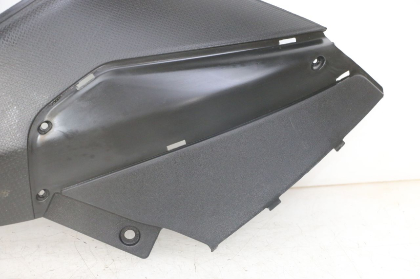 photo de CARENA SOTTO SELLA DESTRA PIAGGIO NRG POWER PUREJET 50 (2018 - 2021) - Marcature e riferimenti originali