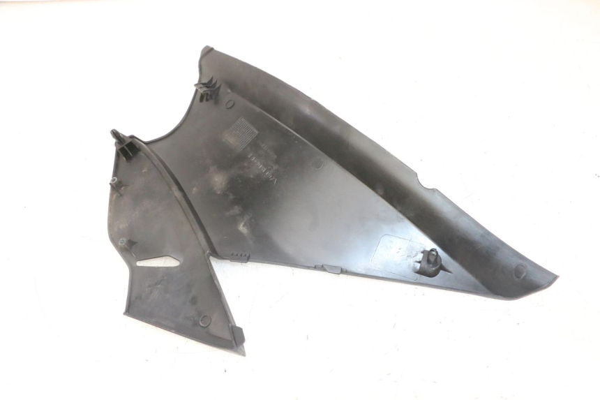 photo de CARENA SOTTO SELLA DESTRA HONDA NTV DEAUVILLE ABS 700 (2007 - 2016) - Dettaglio del componente