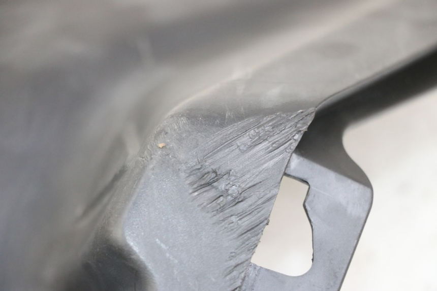 photo de COPERCHIO SOTTO SELLA DESTRO SYM ORBIT III 3 4T 50 (2018 - 2021) - Dettaglio del componente