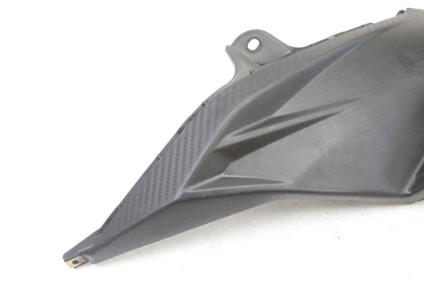 photo de CARENA SOTTO SELLA DESTRA SYM ORBIT III 3 4T 50 (2021 - 2025) - Dettaglio del componente