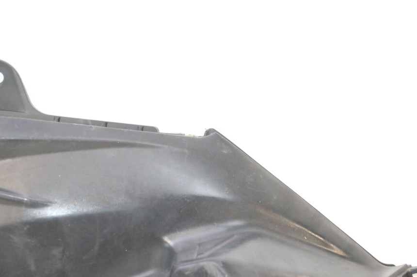 photo de COPERCHIO SOTTO SELLA DESTRO SYM ORBIT III 3 4T 50 (2018 - 2021) - Stato della superficie e materiale