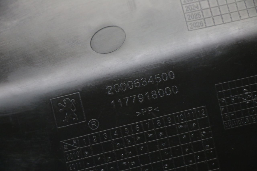 photo de CARENA SOTTO SELLA DESTRA PEUGEOT STREETZONE I 2T 50 (2018 - 2020) - Primo piano tecnico