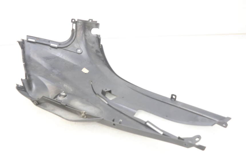 photo de CACHE SOTTO SELLA DESTRO SUZUKI SIXTEEN 125 (2008 - 2010) - Dettaglio del componente