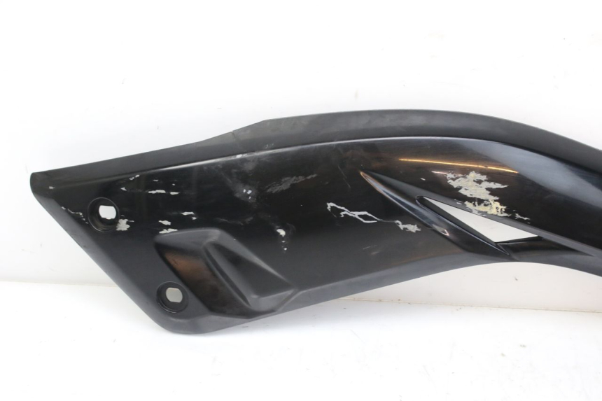 photo de COPERCHIO SOTTO SELLA DESTRO MBK SKYCRUISER 125 (2010 - 2013) - Marcature e riferimenti originali