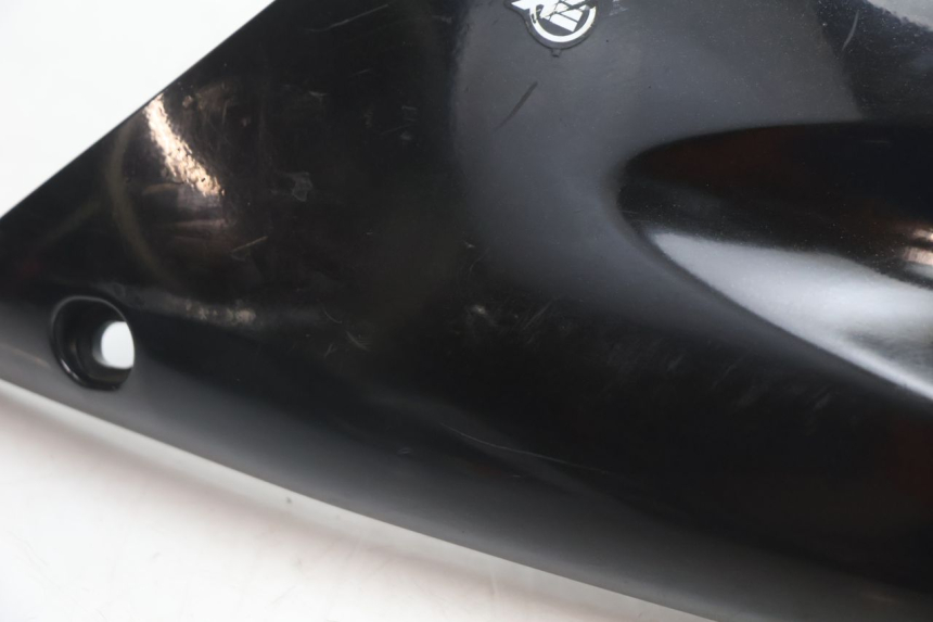 photo de CARENA SOTTO SELLA DESTRA PEUGEOT SPEEDFIGHT 2 AC 50 (2000 - 2009) - Dettaglio del componente