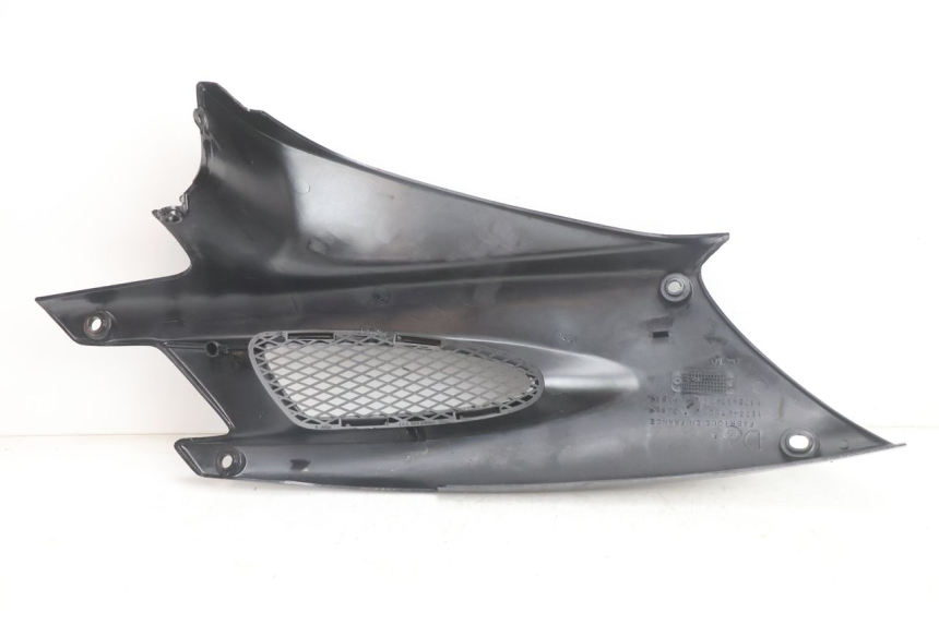 photo de CARENA SOTTO SELLA DESTRA PEUGEOT SPEEDFIGHT 2 AC 50 (2000 - 2009) - Primo piano tecnico