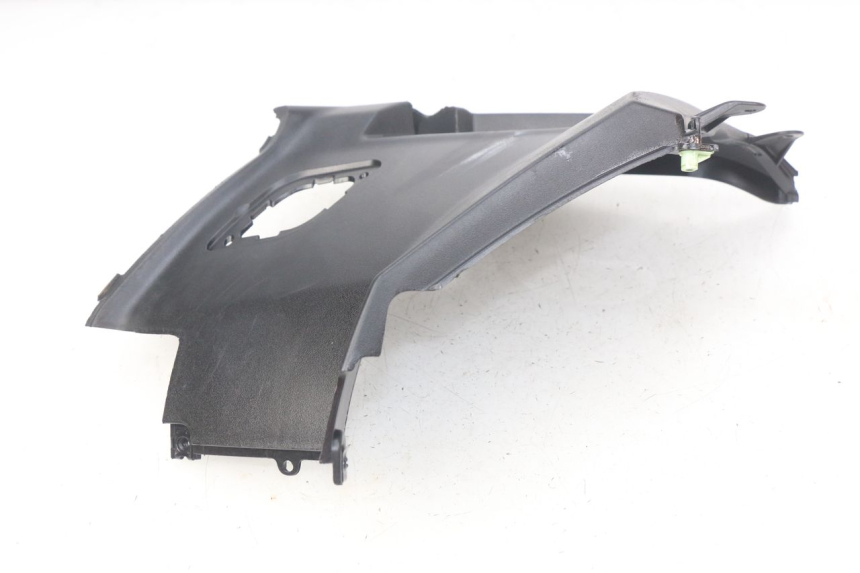 photo de COPERCHIO SOTTO SELLA DESTRO PEUGEOT STREETZONE 4T 50 (2018 - 2023) - Primo piano tecnico