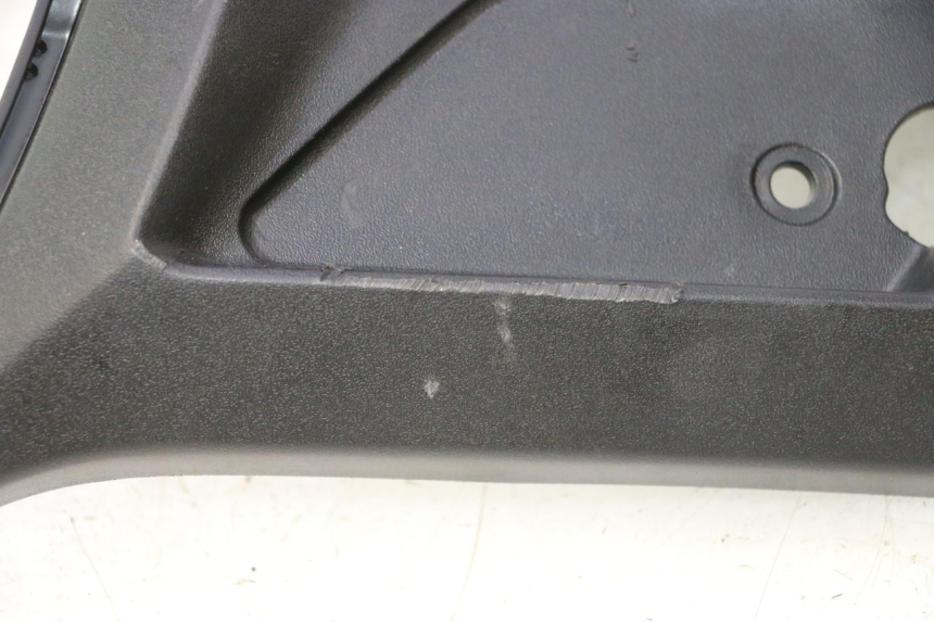 photo de CARENA SOTTO SELLA DESTRA PEUGEOT STREETZONE NAKED 2T 50 (2014 - 2018) - Stato della superficie e materiale