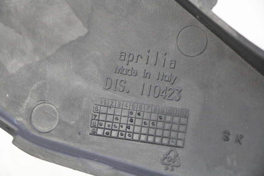 photo de COPERCHIO SOTTO SELLA DESTRO APRILIA SX 50 (2011 - 2017) - Dettaglio del componente