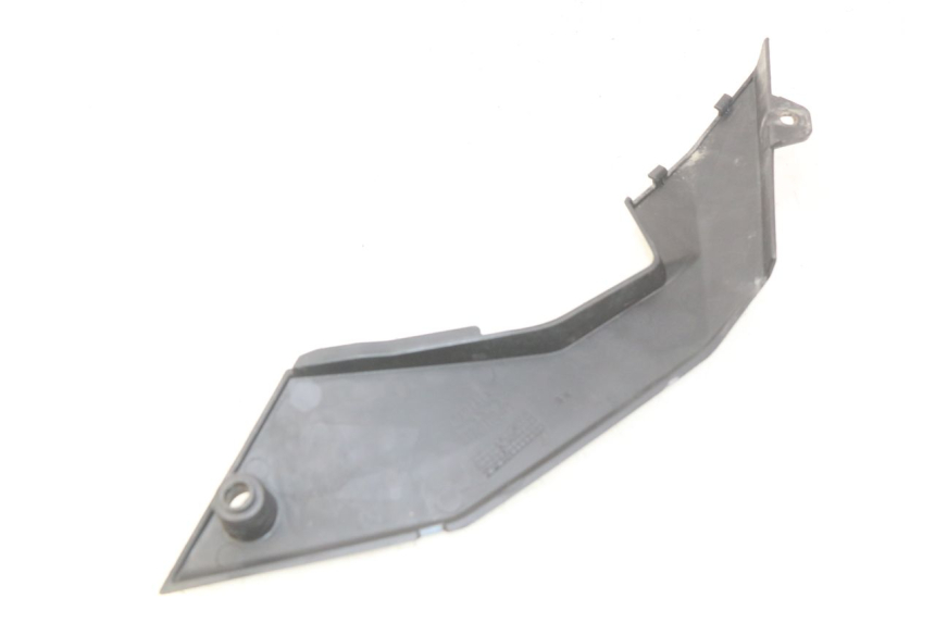 photo de COPERCHIO SOTTO SELLA DESTRO APRILIA SX 50 (2011 - 2017) - Altra angolazione