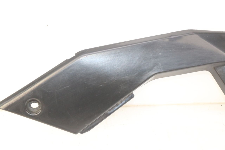 photo de COPERCHIO SOTTO SELLA DESTRO APRILIA SX 50 (2011 - 2017) - Primo piano tecnico