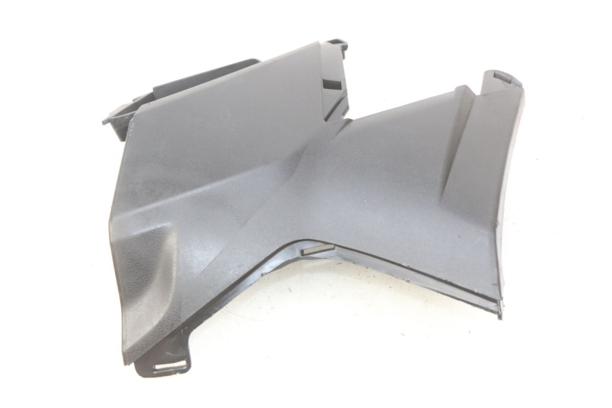 photo de COPERCHIO SOTTO SELLA DESTRO APRILIA SXR 50 (2021 - 2023) - Altra angolazione